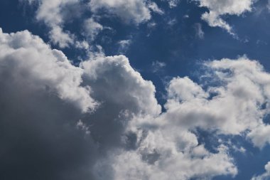 Gökyüzündeki kıvrımlı karşıtlık bulutları