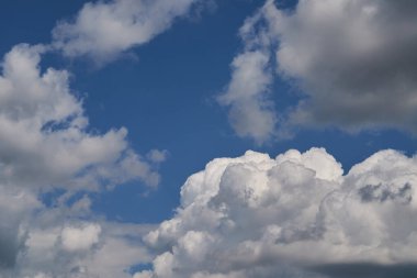 Gökyüzündeki kıvrımlı karşıtlık bulutları