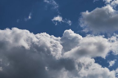 Gökyüzündeki kıvrımlı karşıtlık bulutları