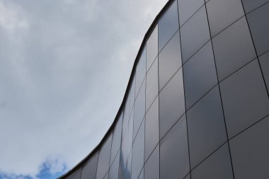 Bulutları ve mavi gökyüzü olan modern bina