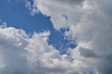 Gökyüzündeki kıvrımlı karşıtlık bulutları