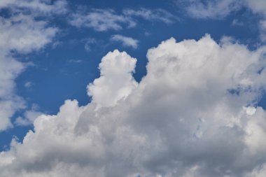 Gökyüzündeki kıvrımlı karşıtlık bulutları