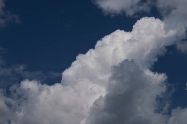 Gökyüzündeki kıvrımlı karşıtlık bulutları