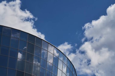 Modern cam binaların üzerindeki bulutlar