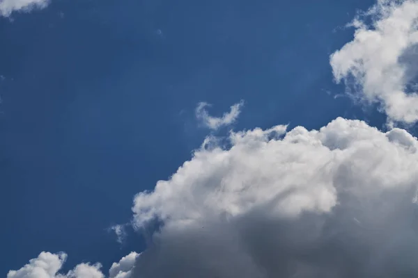 Gökyüzündeki kıvrımlı karşıtlık bulutları