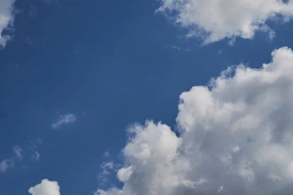 Gökyüzündeki kıvrımlı karşıtlık bulutları