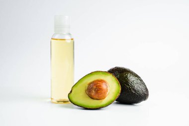 Avokado yağı cilt sağlığı için. Beyaz arkaplanda izole et. Aromaterapi ve masaj yağı.
