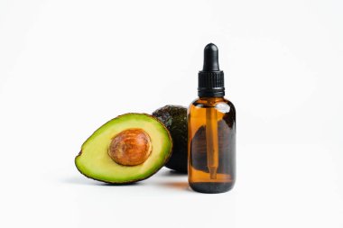 Avokado yağı cilt sağlığı için. Beyaz arkaplanda izole et. Aromaterapi ve masaj yağı.