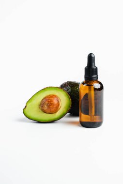 Avokado yağı cilt sağlığı için. Beyaz arkaplanda izole et. Aromaterapi ve masaj yağı.