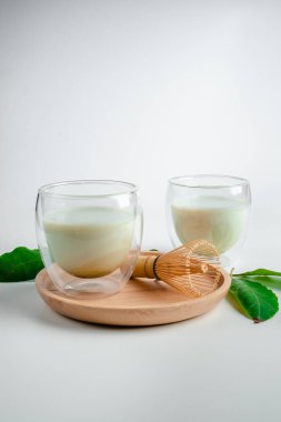 Kibrit yeşil çay tozu. Organik yeşil çay yaprağı beyaz arka planda izole edilmiş, organik ürün geleneksel tarzda sağlıklı olmak için.