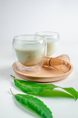 Kibrit yeşil çay tozu. Organik yeşil çay yaprağı beyaz arka planda izole edilmiş, organik ürün geleneksel tarzda sağlıklı olmak için.