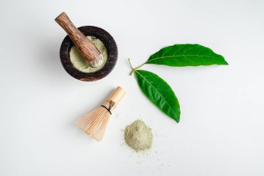 Kibrit yeşil çay tozu. Organik yeşil çay yaprağı beyaz arka planda izole edilmiş, organik ürün geleneksel tarzda sağlıklı olmak için.