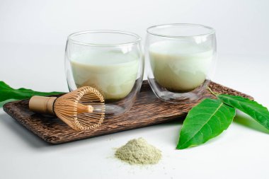 Kibrit yeşil çay tozu. Organik yeşil çay yaprağı beyaz arka planda izole edilmiş, organik ürün geleneksel tarzda sağlıklı olmak için.