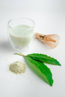 Kibrit yeşil çay tozu. Organik yeşil çay yaprağı beyaz arka planda izole edilmiş, organik ürün geleneksel tarzda sağlıklı olmak için.