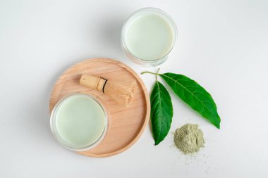 Kibrit yeşil çay tozu. Organik yeşil çay yaprağı beyaz arka planda izole edilmiş, organik ürün geleneksel tarzda sağlıklı olmak için.