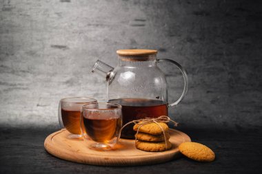 Zencefilli kurabiye ve bir fincan sıcak İngiliz kahvaltısı çayı..