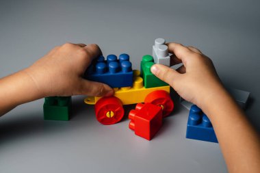 Çocuk bir inşaatçıyı oynuyor. Beyin gelişimi için mantıklı otobüsler. Erken öğrenme. Eğitici oyuncaklar