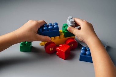 Çocuk bir inşaatçıyı oynuyor. Beyin gelişimi için mantıklı otobüsler. Erken öğrenme. Eğitici oyuncaklar