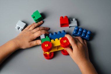 Çocuk bir inşaatçıyı oynuyor. Beyin gelişimi için mantıklı otobüsler. Erken öğrenme. Eğitici oyuncaklar