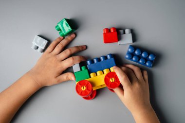 Çocuk bir inşaatçıyı oynuyor. Beyin gelişimi için mantıklı otobüsler. Erken öğrenme. Eğitici oyuncaklar