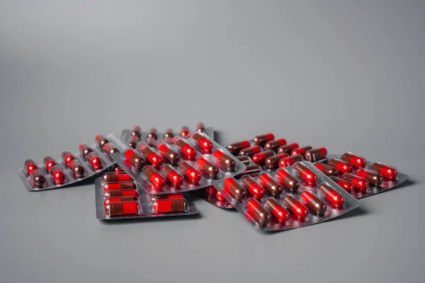 Piros Tabletták Egy Szürke Háttér — Stock Fotó