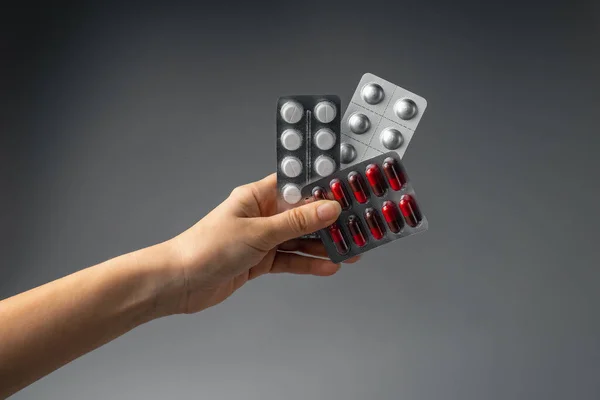 Fiatal Tablettákat Tart Kezében Gyógyszerek Különböző Betegségek Kezelésére Antibiotikumok Vitaminok — Stock Fotó