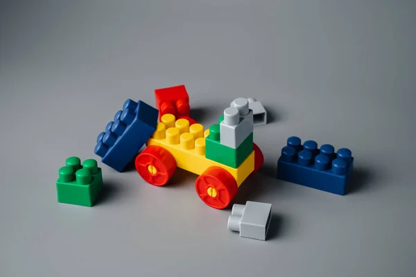 Het Kind Speelt Een Constructeur Logische Bussen Voor Hersenontwikkeling Vroeg — Stockfoto