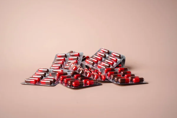 Piros Tabletták Bézs Alapon — Stock Fotó