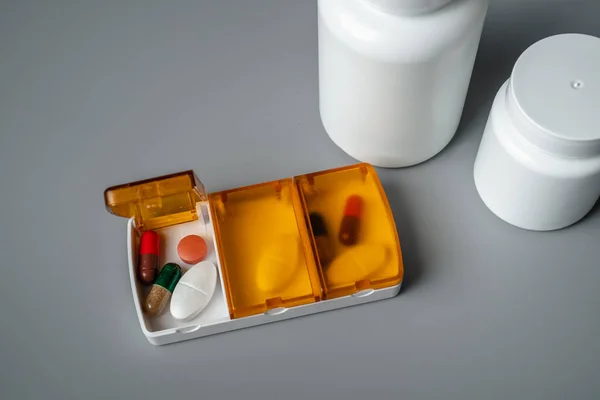 Krabička Pilulkami Šedém Pozadí Tablety Zítřek Oběd Večeři Prevence Nemocí — Stock fotografie