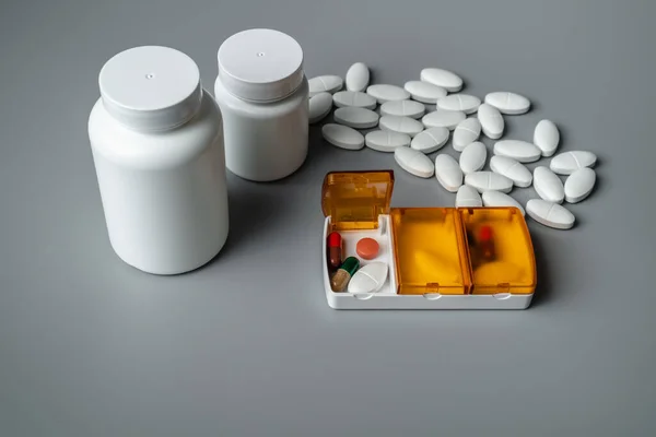 Krabička Pilulkami Šedém Pozadí Tablety Zítřek Oběd Večeři Prevence Nemocí — Stock fotografie