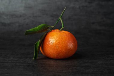 Koyu arkaplanda taze mandalina.