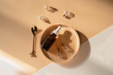 Aroma yağları ve sıcak masaj taşları. Spa kozmetik ürünleri dinleniyor