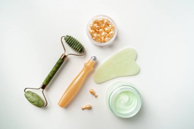 Organik Yüz Kozmetikleri. Spa tedavileri. Yüz masajı için Jade Roller. Cilt sağlığı için esans. Gouache kazıyıcı, yüz kremi, göz kapaklarındaki kırışıklıklar için ampul..
