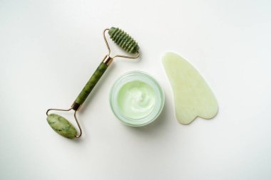Organik Yüz Kozmetikleri. Spa tedavileri. Yüz masajı için Jade Roller. Cilt sağlığı için esans. Gouache kazıyıcı, yüz kremi, göz kapaklarındaki kırışıklıklar için ampul..