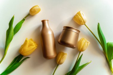 Lalelerde şampuan ve saç maskesi. Bahar havası. Organik saç bakım ürünleri. Model altın şampuan ve saç kremi