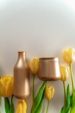 Lalelerde şampuan ve saç maskesi. Bahar havası. Organik saç bakım ürünleri. Model altın şampuan ve saç kremi