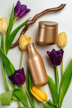 Lalelerde şampuan ve saç maskesi. Bahar havası. Organik saç bakım ürünleri. Sahte altın şampuan ve saç kremi. Erkekler ve kadınlar için makyaj malzemeleri