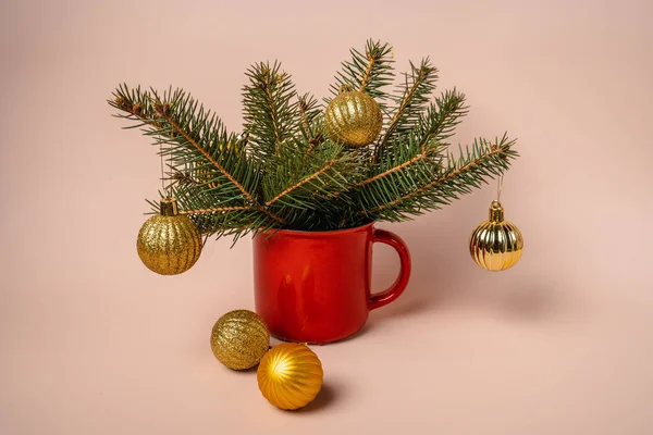 Χριστουγεννιάτικο Δέντρο Κλαδιά Ένα Κόκκινο Κύκλο Ένα Μπεζ Φόντο Μικρό — Φωτογραφία Αρχείου