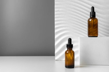 Yüz için serum. Cilt bakımı sağlıklı cilt için rutin bir adım. Sağlıklı cilt için esans. Kırışıklık giderici. Hyaluronik asit, cilt hidrasyonu, şişe damlaları. Güzellik ve kozmetik konsepti. Boşluğu kopyala.