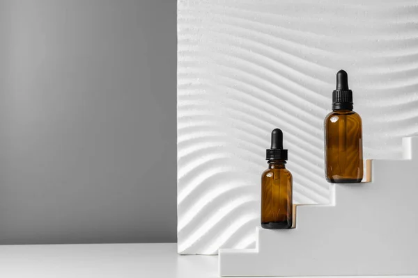 Yüz için serum. Cilt bakımı sağlıklı cilt için rutin bir adım. Sağlıklı cilt için esans. Kırışıklık giderici. Hyaluronik asit, cilt hidrasyonu, şişe damlaları. Güzellik ve kozmetik konsepti. Boşluğu kopyala.