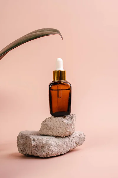 Bottle Essence Pedistal Lotion White Background Cosmetics Skin Health Aromo — Stock Photo, Image