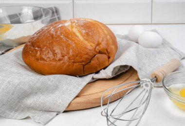 Mutfakta ekmek pişiriyorum. Yumurta, un, ekmek yakın çekim üst görünüm.