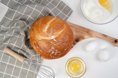 Mutfakta ekmek pişiriyorum. Yumurta, un, ekmek yakın çekim üst görünüm.