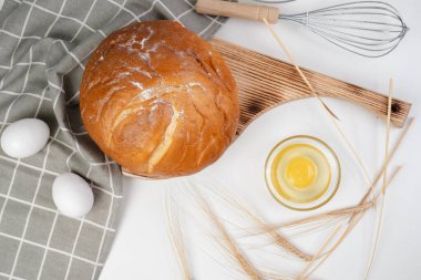 Mutfakta ekmek pişiriyorum. Yumurta, un, ekmek yakın plan.