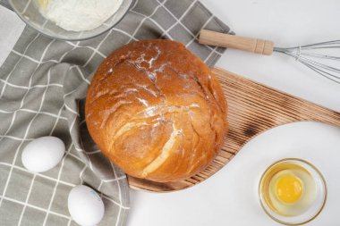 Mutfakta ekmek pişiriyorum. Yumurta, un, ekmek yakın plan.