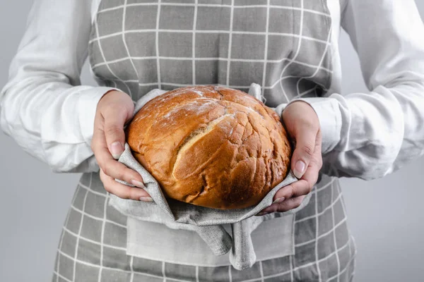 Uma Jovem Tem Pão Nas Mãos Cozinheiro Carrega Pão Recém — Fotografia de Stock