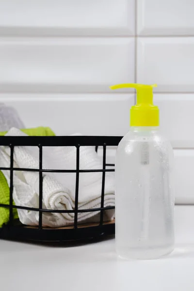 Sampon Egy Fehér Csempe Háttér Zuhany Zselé Orchideával Fürdőszobában Kozmetikumok — Stock Fotó