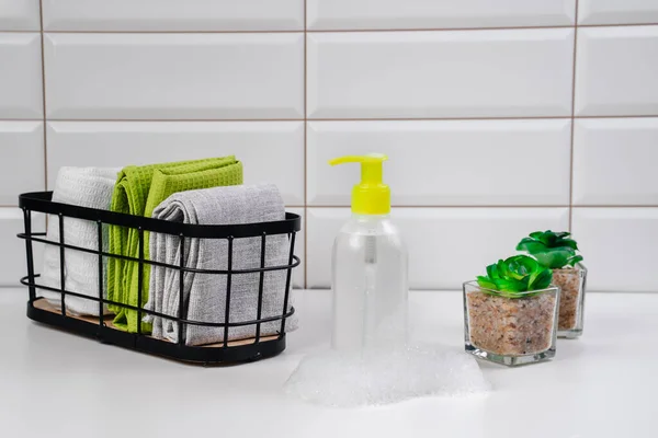 Šampon Bílém Dlaždicovém Pozadí Sprcha Gel Orchidejemi Koupelně Kosmetika Pro — Stock fotografie