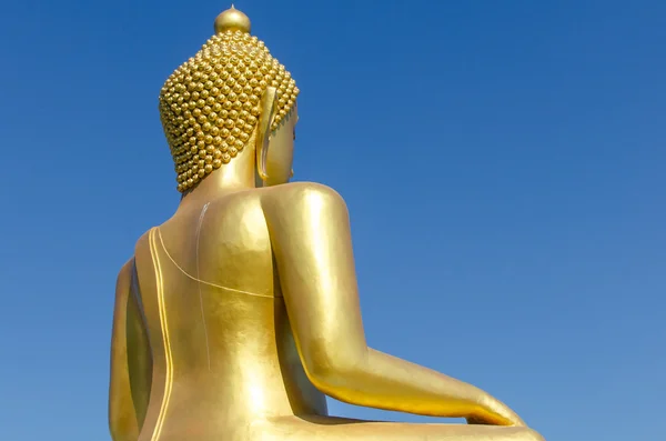 Hátoldalán arany buddha a mély kék ég háttér. — Stock Fotó