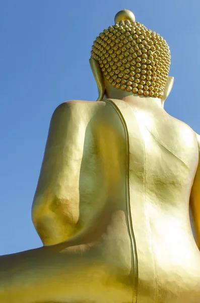 Hátoldalán arany buddha a mély kék ég háttér. — Stock Fotó